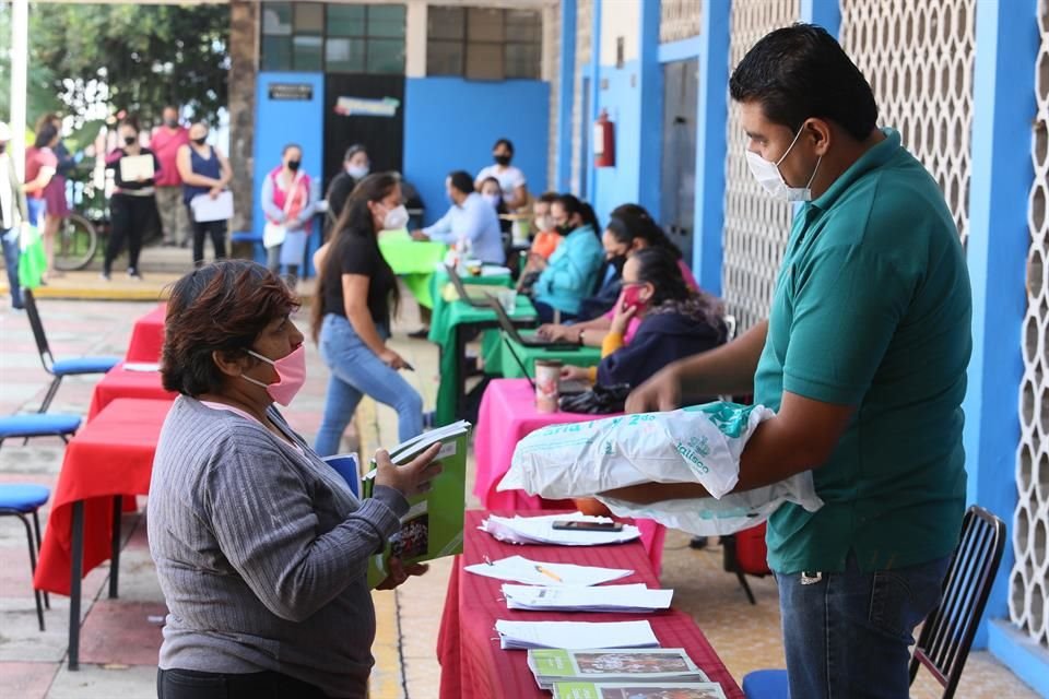 En la Escuela Primaria Adolfo López Mateos, profesores atendieron inscripciones y entregaron los libros de texto gratuito.
