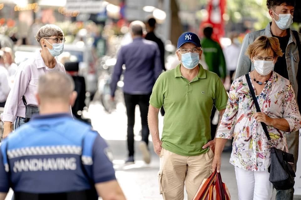 Personas con cubrebocas caminan por el centro de Rotterdam, en los Países Bajos.