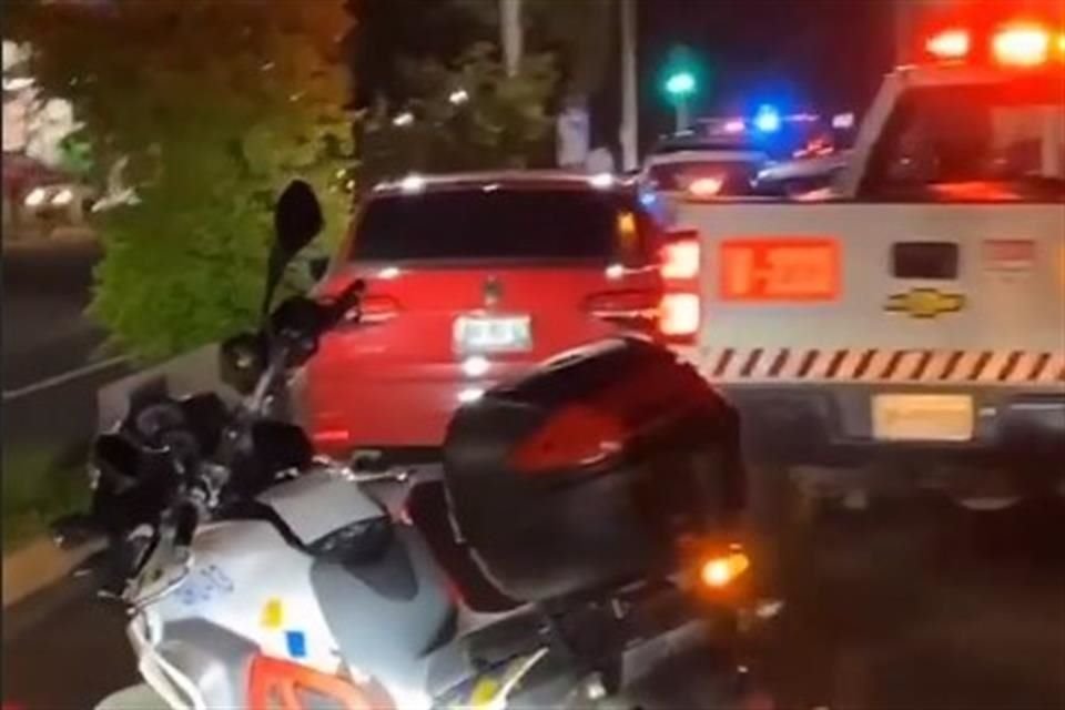 Anoche fueron detenidos ocho vehículos e igual número de personas, entre ellos los escoltas y el auto del youtuber Alfredo Valenzuela.