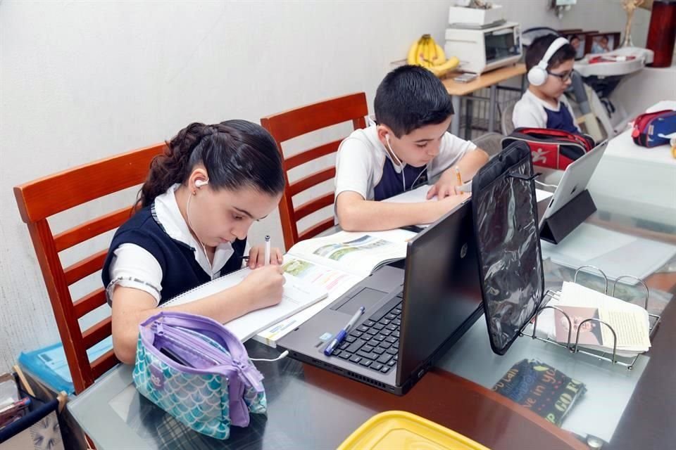 Niños durante un día de clases en linea.