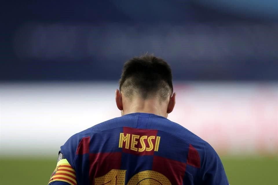 Messi manifestó su deseo de salir al club mediante un burofax, pero la respuesta fue negativa e intentó convencer al astro para permanecer en la institución.