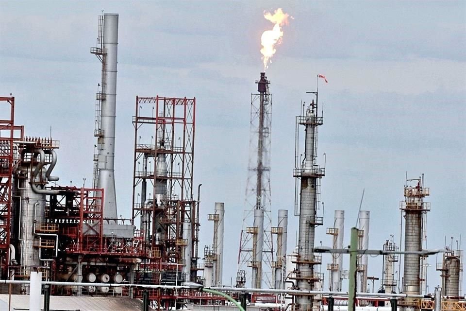 Piden reubicar o, al menos, modernizar Refinería de Pemex en Cadereyta.