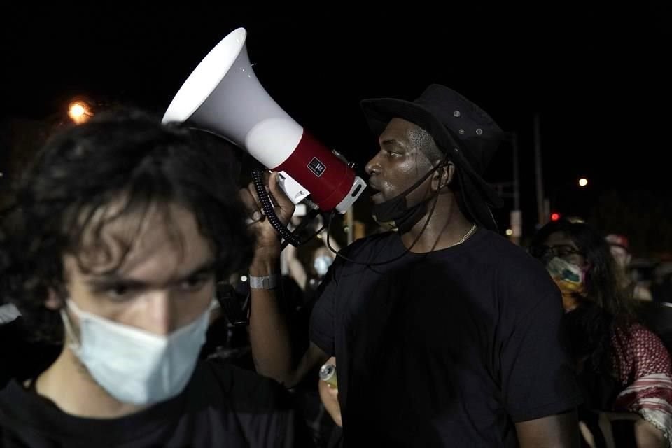 Manifestantes en Kenosha han salido a las calles desde el domingo para protestar por el caso de Jacob Blake.
