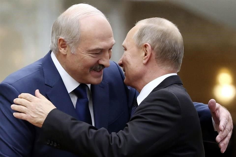 El Presidente de Bielorrusia, Alexander Lukashenko, con su homólogo ruso, Vladimir Putin, durante un evento pasado.