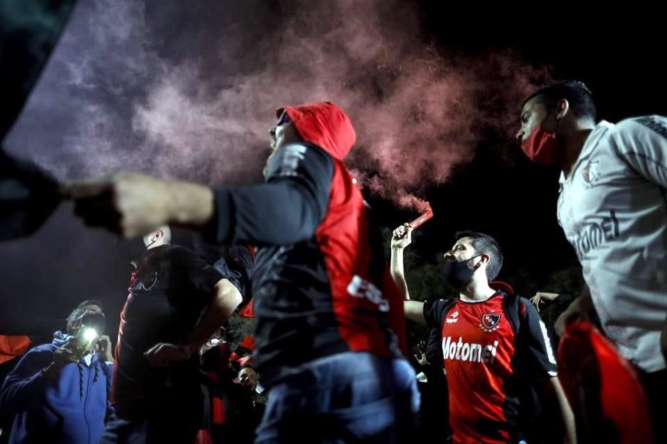 Los seguidores rojinegros sueñan con tener a Messi en sus filas.