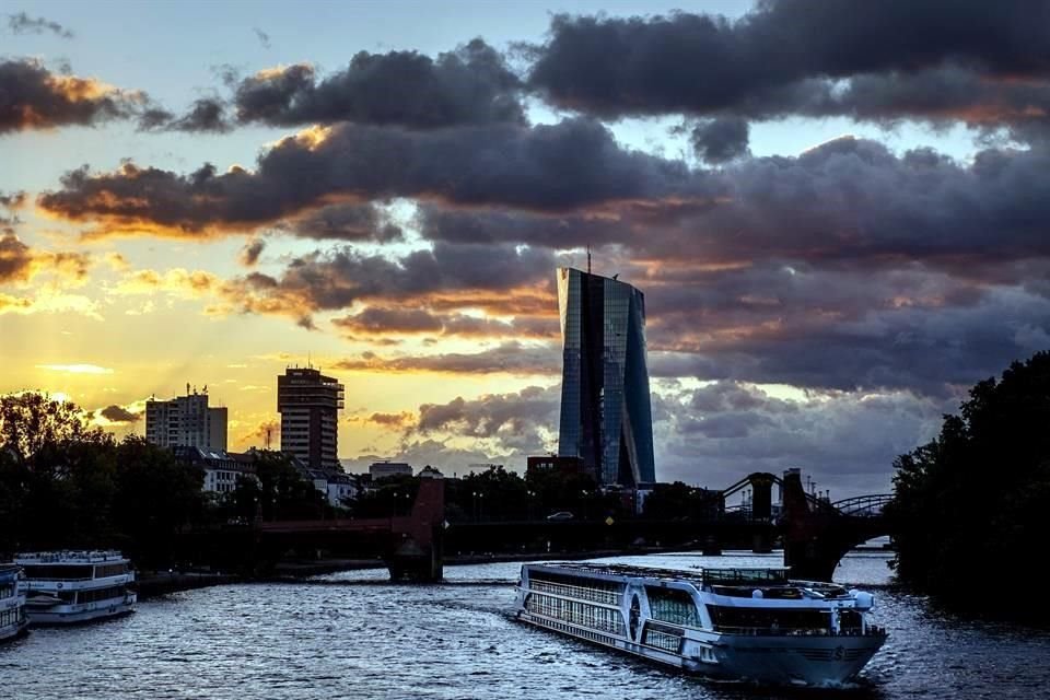 Un crucero sobre el río Main, con el edificio del BCE al fondo, en Fráncfort.