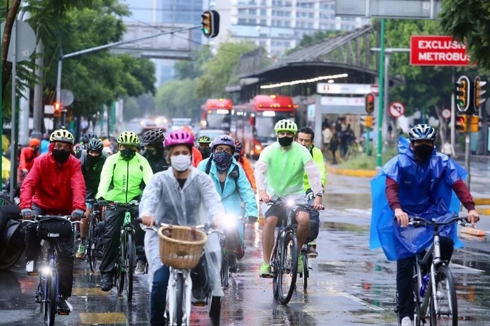 El contingente avanza sobre Avenida Insurgentes