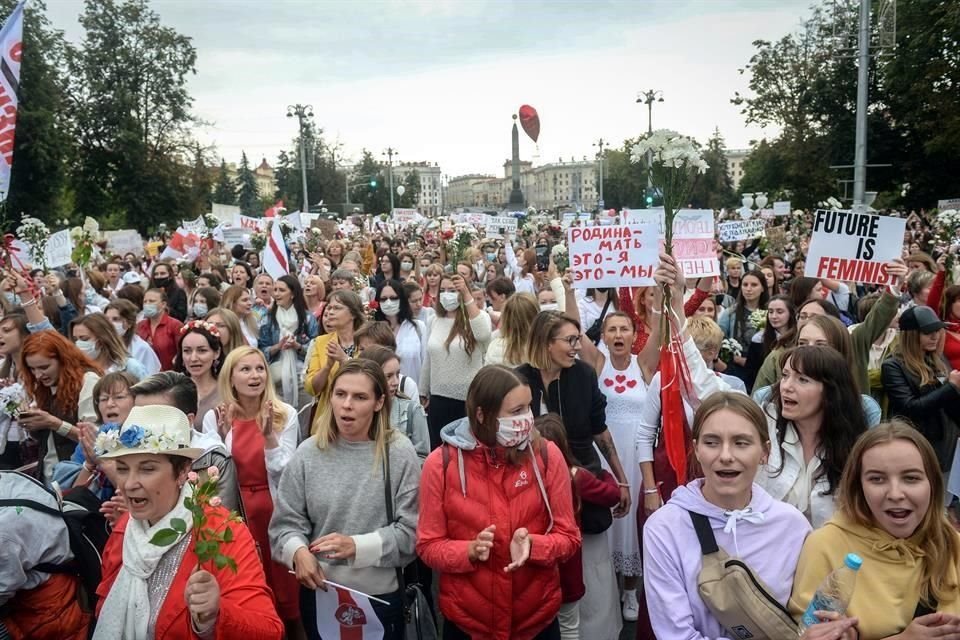 Cerca de 10 mil mujeres marcharon en Bielorrusia para exigir un alto a la violencia policial en protestas contra Presidente Lukashenko.
