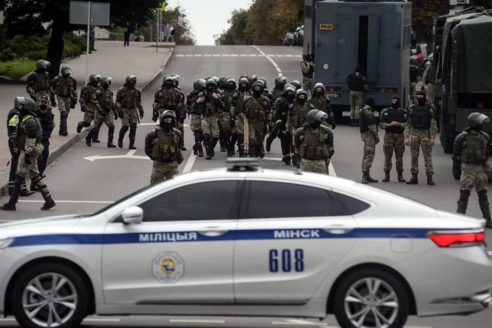 La Policía antidisturbios intentó en diversas ocasiones bloquear el paso de la marcha.
