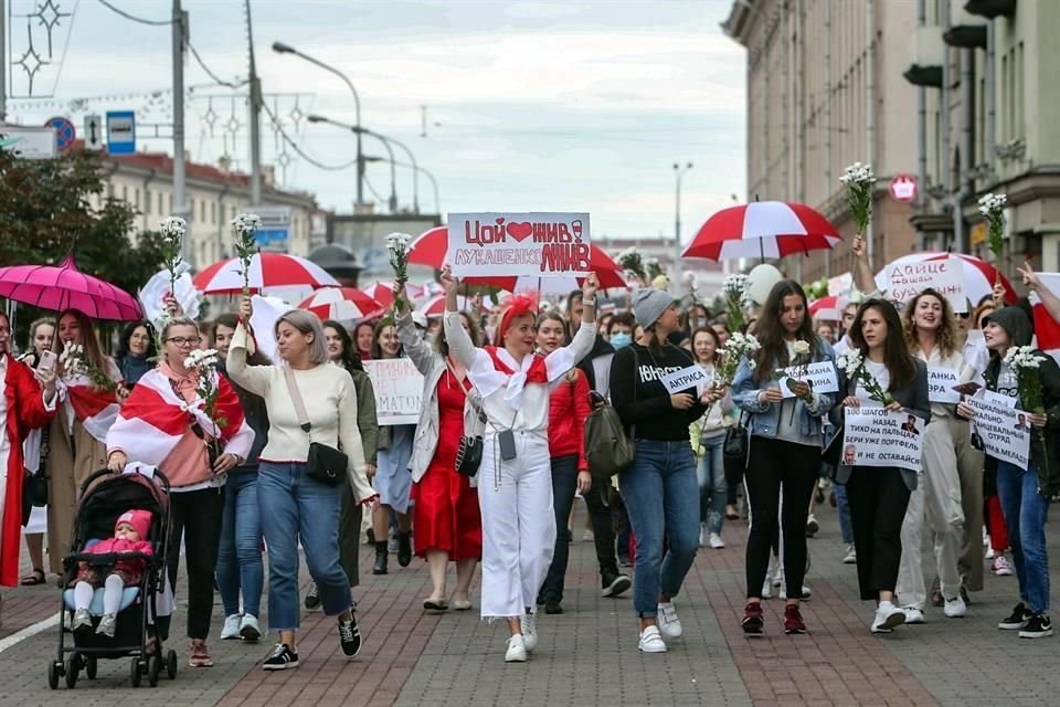 Además, las mujeres rechazaban el resultado de las elecciones presidenciales en que se proclamó ganador Lukashenko.
