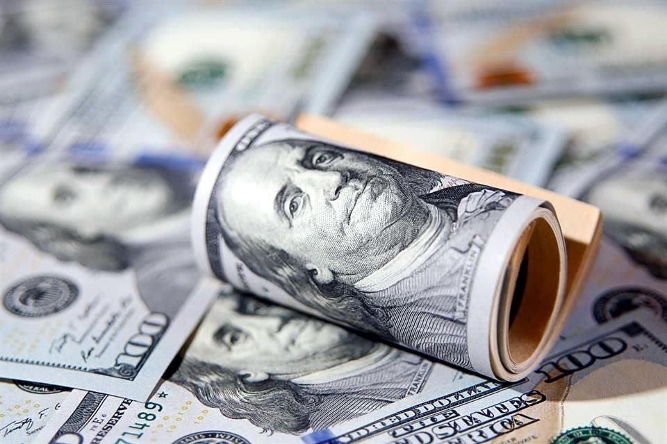 El avance del dólar es impulsado por el aumento en los rendimientos de bonos del Tesoro de EU.