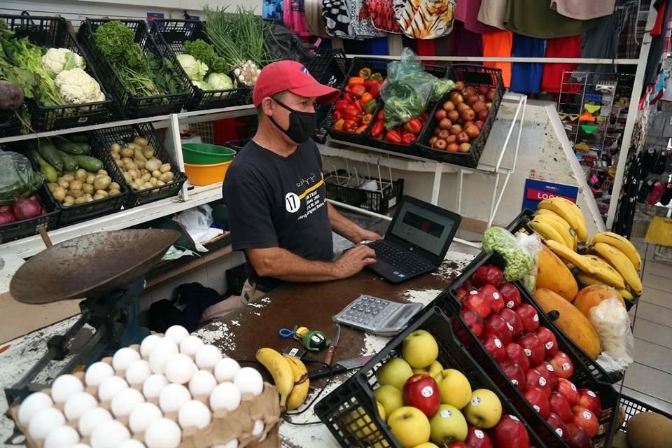 En este ciclo, Miguel transmitió su primera clase desde el puesto de frutas y verduras que tiene en el Mercado de Las Fuentes.