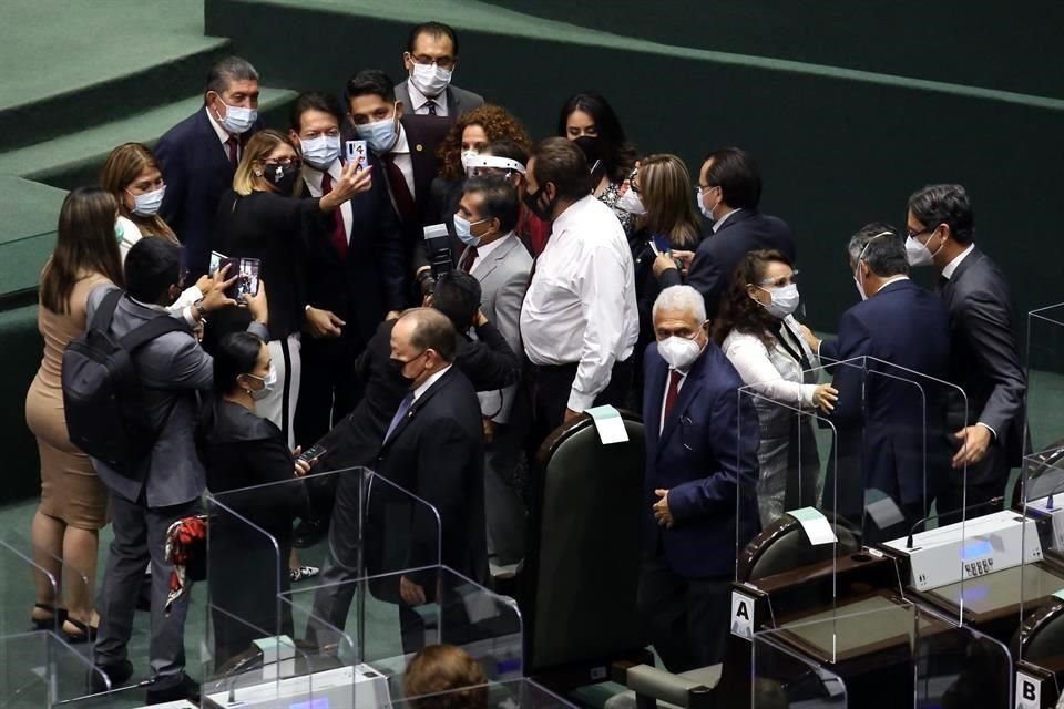 Diputados de Morena durante la sesión del Congreso General.