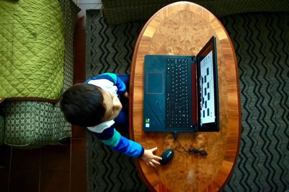 Firma technologiczna odkryła, że ​​37 procent meksykańskich rodziców obserwowało, jak ich dzieci korzystają z narzędzi opartych na sztucznej inteligencji (AI) w celu dotrzymywania towarzystwa lub zapewnienia wsparcia emocjonalnego.