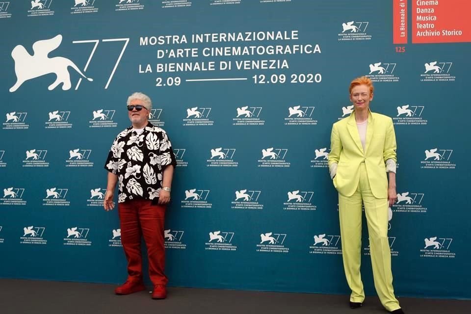 Almodóvar y Swinton posaron juntos, pero también con sana distancia.