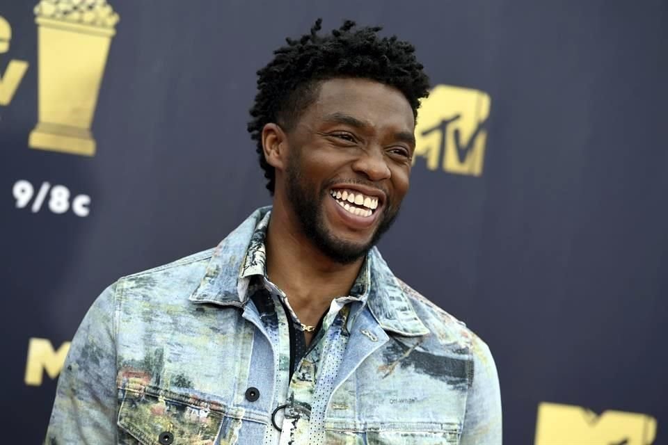 Con figuras de acción los jóvenes fans de Pantera Negra rindieron homenaje al actor Chadwick Boseman realizando funerales en sus habitaciones y entradas de sus casas.