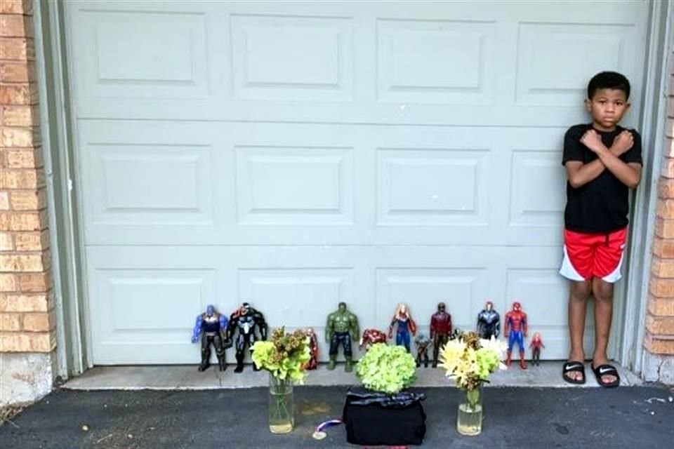 Jóvenes fans de Pantera Negra rindieron homenaje al actor Chadwick Boseman simulando funerales en sus casas hechos con figuras de acción.