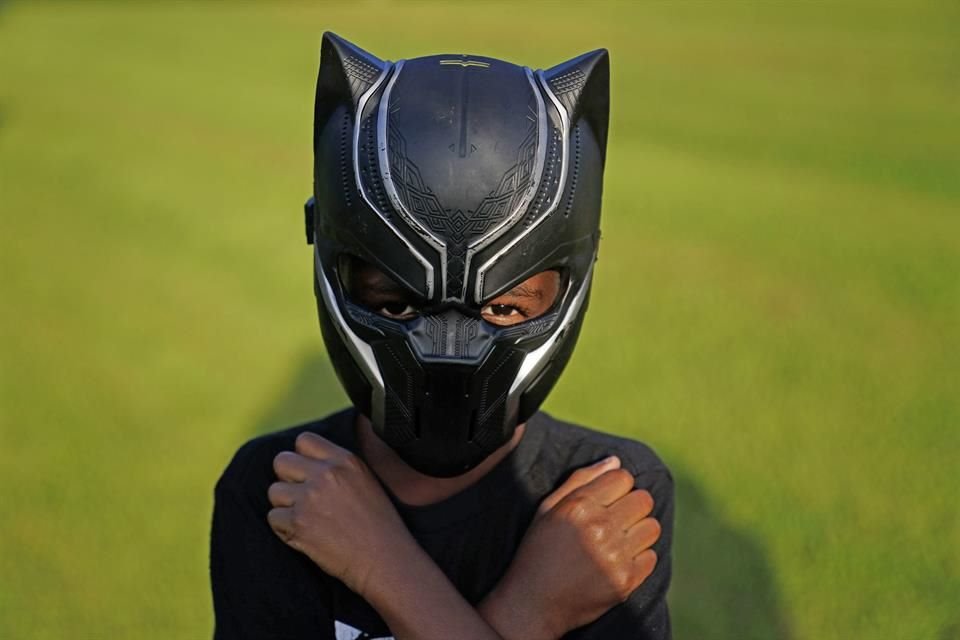 Algunos niños portaron máscaras del personaje que interpretó Boseman.