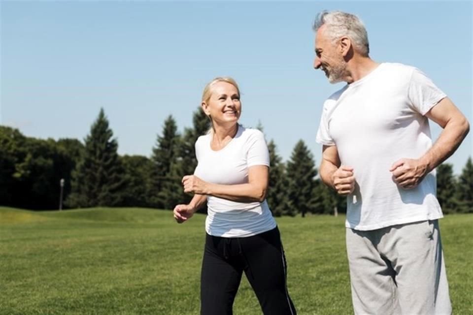 La caminata, el trote ligero y la carrera son recomendados por especialistas en cardiología, ortopedia, nutrición, entre otros.