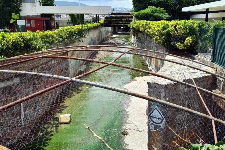 El canal arrastra agua contaminada que emite olores desagradables; los vecinos han solicitado ayuda a Zapopan y el Siapa.