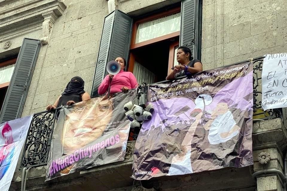 Desde el balcón, mujeres exigieron también una disculpa pública por parte de Rosario Piedra, titular de la CNDH.