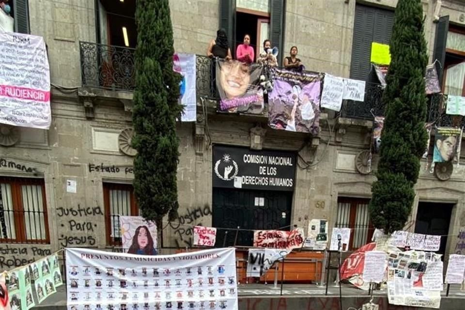 'Estado feminicida', es una de las consignas pitadas sobre la calle frente a la sede de la CNDH.