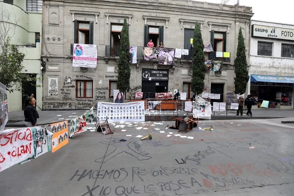 El edificio de la CNDH permanece tomado desde el jueves.