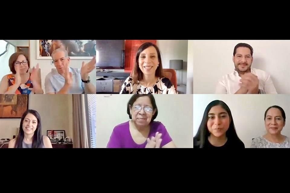 Los jóvenes recibieron la noticia de su beca y fueron felicitados por Selíder y por sus familias.