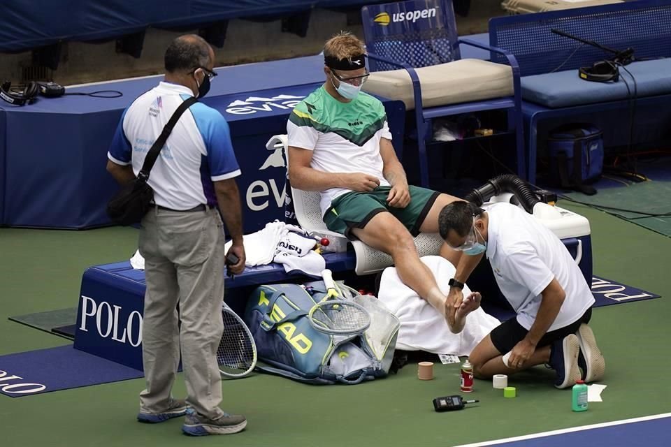En algún momento deel partido, Alejandro Davidovich tuvo que recibir atención médica.