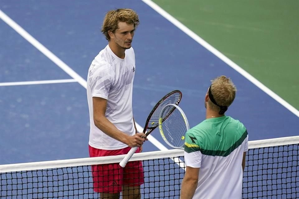 Sin tocarse, de esta manera recibió Alexander Zverev las felicitaciones de su oponente.