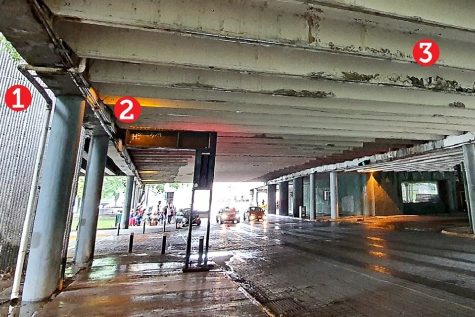 Las lluvias registras en los últimos días evidenciaron el daño en tuberías (1), las filtraciones (2) y la caída de pintura (3) en el túnel ubicado sobre la calle Zaragoza. 