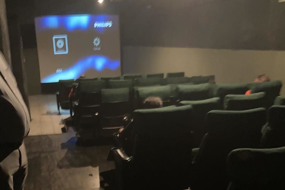 Los cines porno del Centro tapatío han abierto sin alguna restricción ante la pandemia de coronavirus.