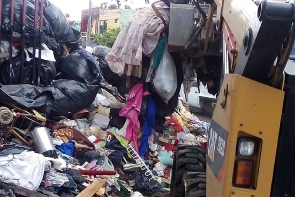 La basura se acumuló al grado que se desbordaba en la calle.