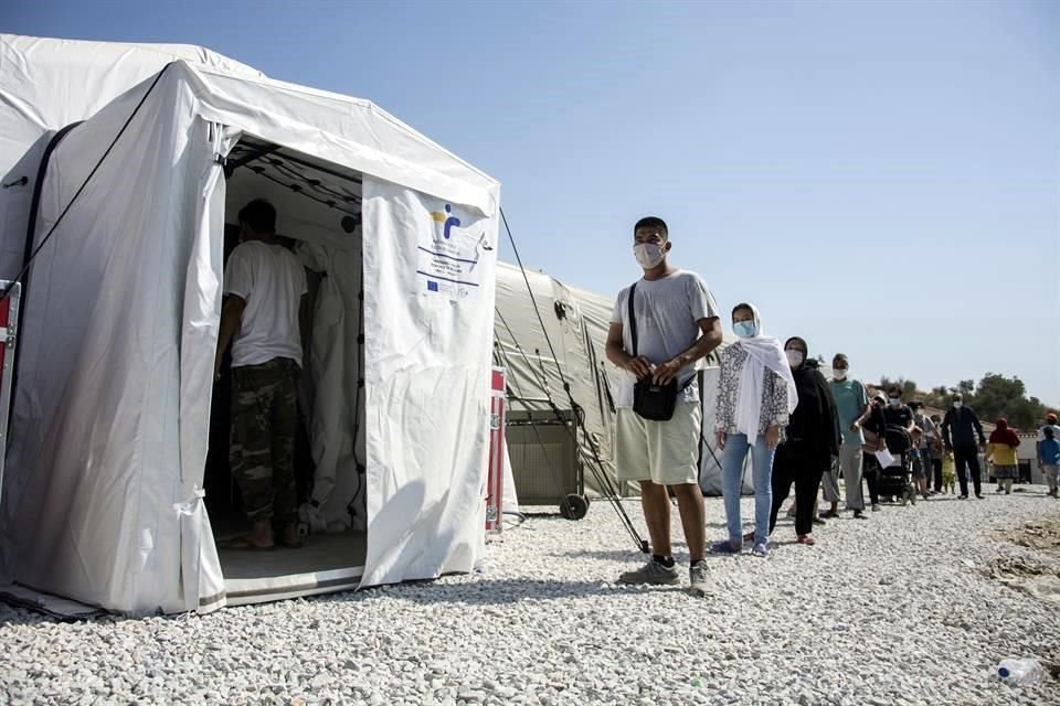 Migrantes hacen file en el campamento de Moria para realizarse pruebas de Covid-19, el viernes pasado.