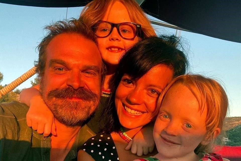 Lily Allen tiene dos hijos de su anterior matrimonio con el decorador Sam Cooper. Con David Harbour llevaba saliendo desde 2019.