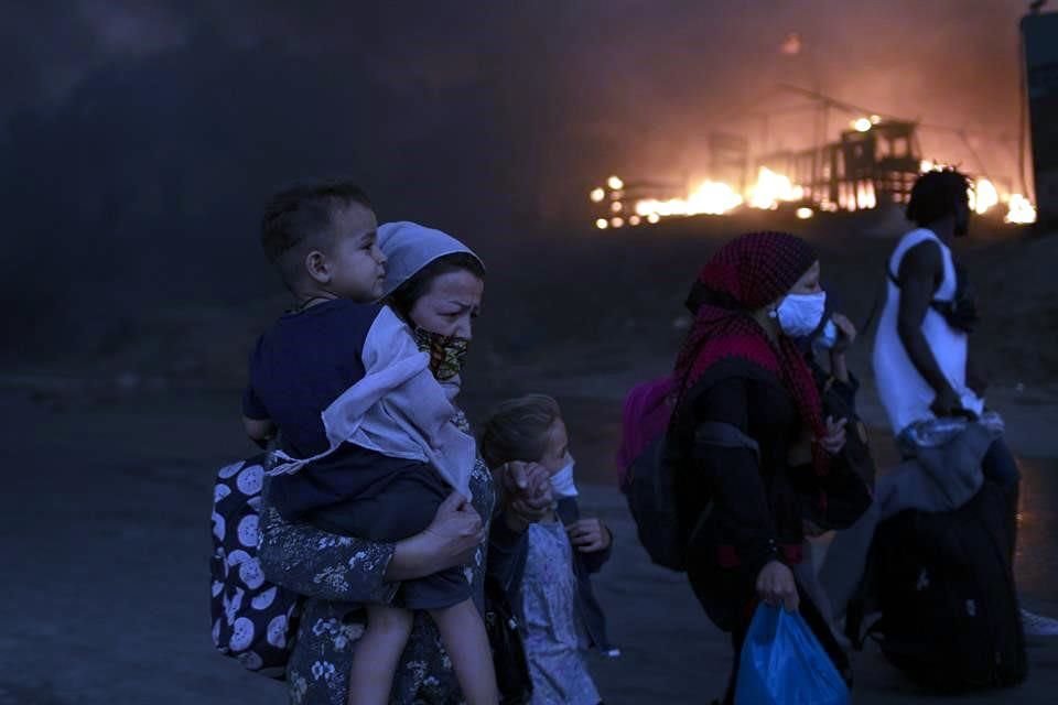 Migrantes huyen del campamento de migrantes de Moria, tras el incendio que se registró la madrugada.