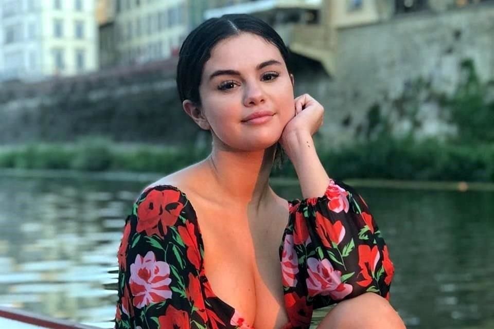 La cantante Selena Gomez reveló que tuvo experiencias de discriminación por ser latina y compartió cómo se siente tras ser diagnosticada con trastorno bipolar.