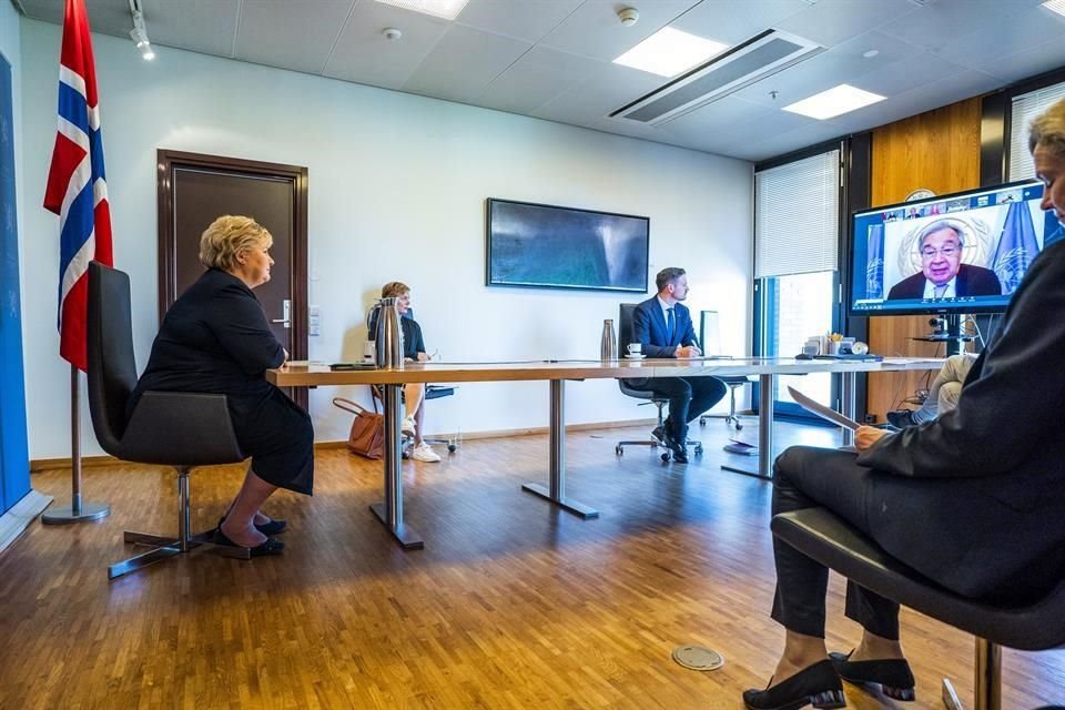 La Primera Ministra de Noruega, Erna Solberg, escucha al Secretario general de Naciones Unidas, Antonio Guterres, (en la pantalla) durante una reunión con líderes globales.