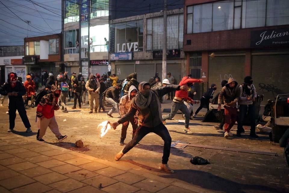 Personas se enfrentaron con policías durante una manifestación, en Bogotá, el miércoles por la noche.