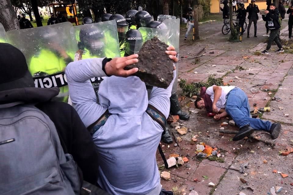 OLOMBIA), 09/09/2020.- Manifestantes se enfrentaron el miércoles con la Policía frente a un Comando de Acción Inmediata (CAI).