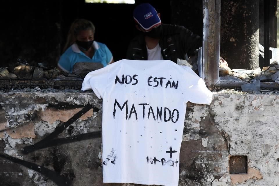 Vista de una camiseta sobre los restos incinerados del centro policial en Bogotá, en una protesta contra el abuso de los agentes.