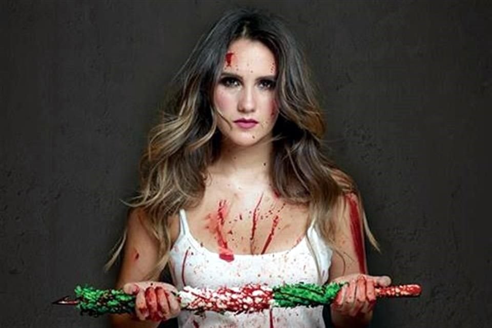 La cantante Dulce María aparece en la nueva campaña de PETA Latino en contra de las corridas de toros.