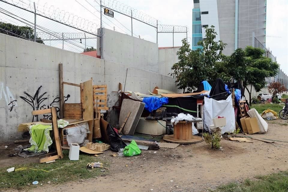 Algunos habitantes son migrantes, que construyeron refugio con todo tipo de materiales. Organizaciones piden no criminalizar a esta población.