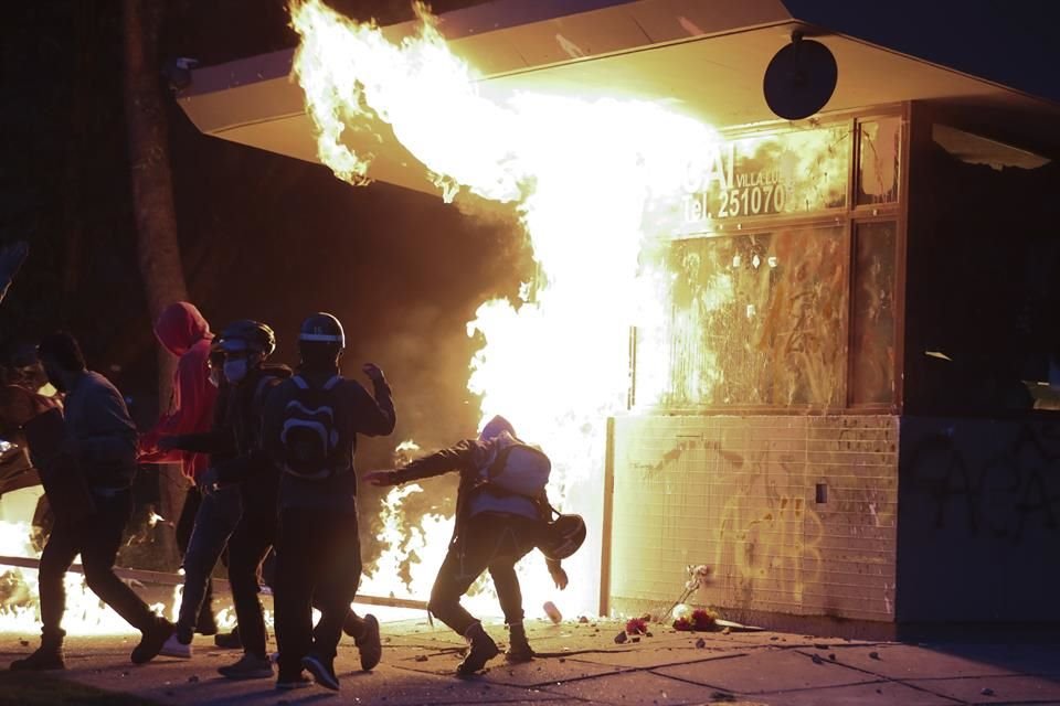 Un grupo prendió fuego a un puesto de policías en Bogotá.