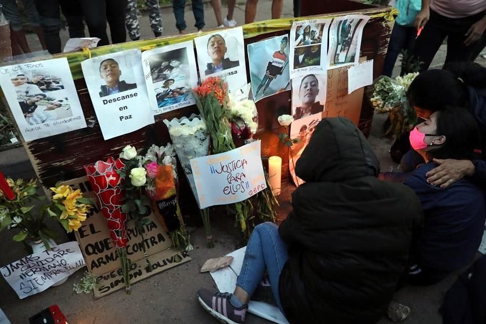 Un grupo de jóvenes prende velas este jueves en las calles del barrio Verbenal como protesta por la muerte de manifestantes en Bogotá.