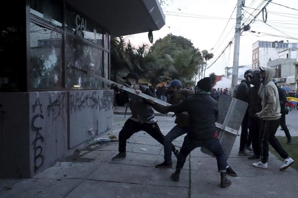 Manifestantes atacan un puesto policial en Bogotá.
