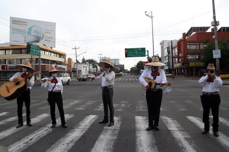 La necesidad, ante la pademia, hizo que el mariachi 'Alma de Jalisco' hiciera la vergüenza de lado y tocara en las calles.