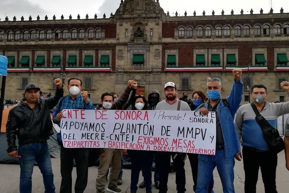 En el plantón se encuentran maestros de la CNTE del Edomex, de la corriente  Magisterio Mexiquense Contra la Reforma Educativa.