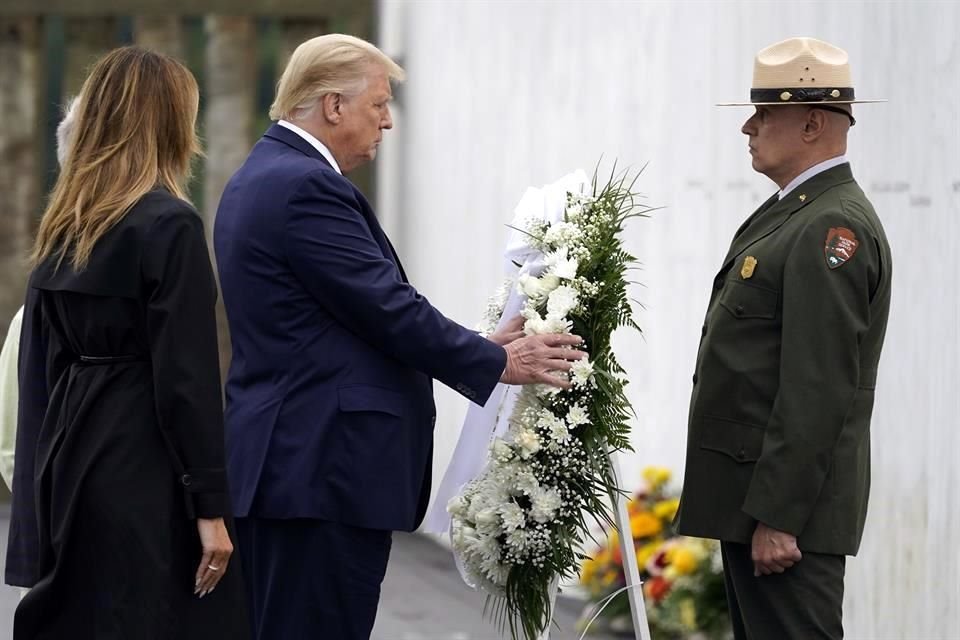 El Presidente deposita un arreglo floral durante su homenaje en Shanksville.