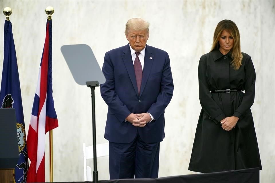 Donald Trump y su esposa Melania dedican una plegaria durante el acto de homenaje a las víctimas del 11-S.